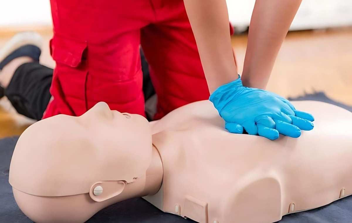 Formation SST en action avec un massage cardiaque sur un mannequin