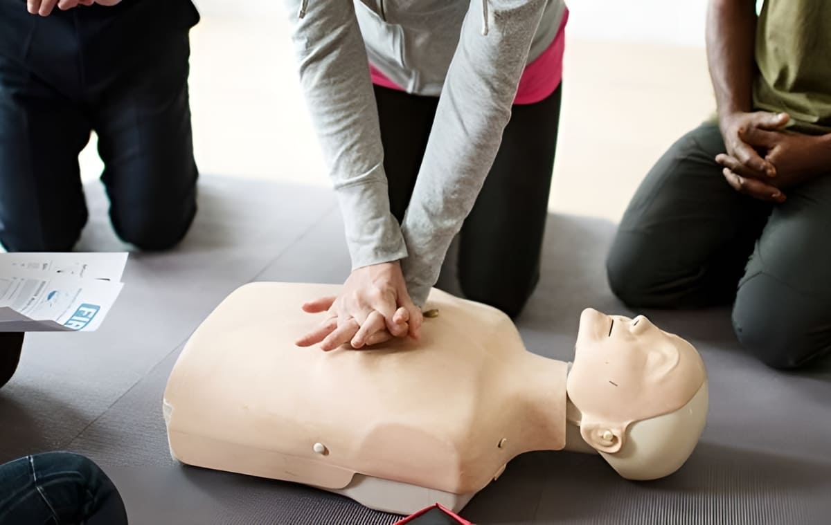 formation-sst-lille-secourisme Formation secourisme avec une démonstration sur un mannequin à Lille