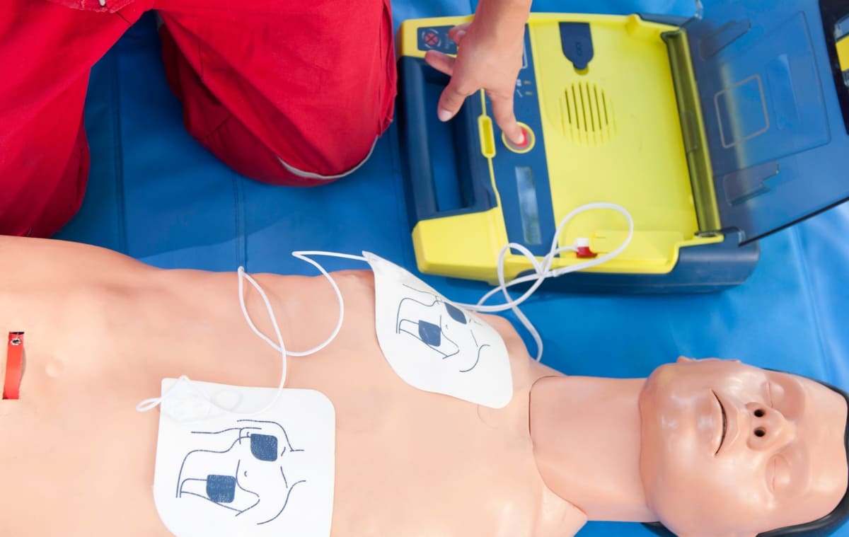 Formation SST en action avec un massage cardiaque sur un mannequin
